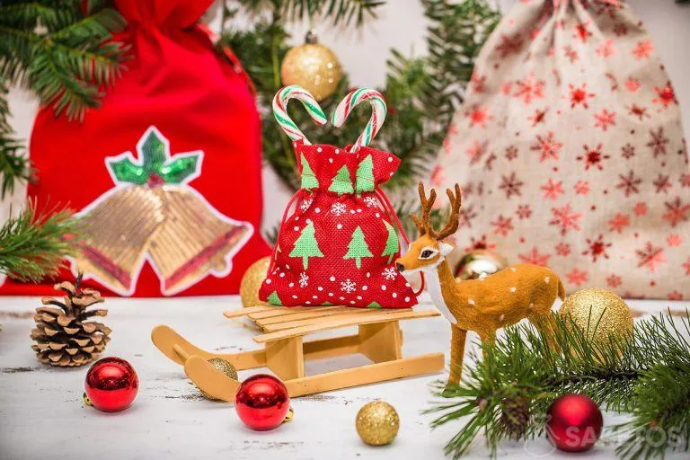 Regali di Natale in sacchetti di stoffa. Confezione regalo moderna