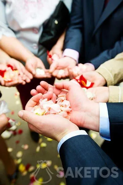 Gli invitati al matrimonio aspettano di fare la doccia agli sposi dopo l'uscita dalla chiesa