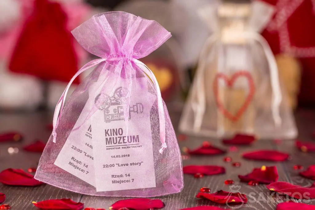 Biglietti per il cinema confezionati in un sacchetto di organza