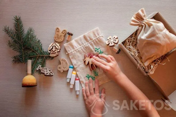 Decorare i sacchetti di lino con i timbri