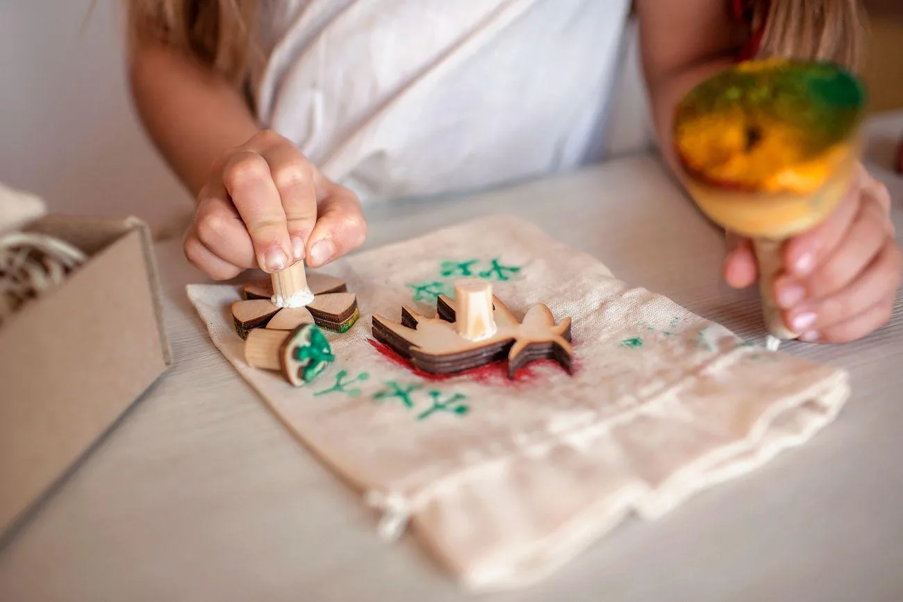 Decorare i sacchetti di lino = confezioni fai da te per bambini