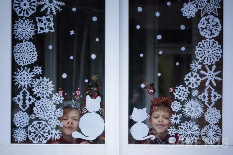 Decorazione della finestra della cameretta - decorazioni invernali