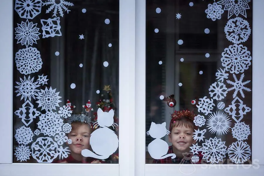 Decorazione di una finestra all'asilo - decorazioni invernali