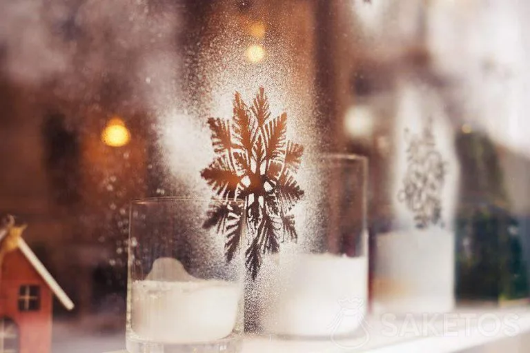 Decorazioni per finestre realizzate con neve artificiale spray