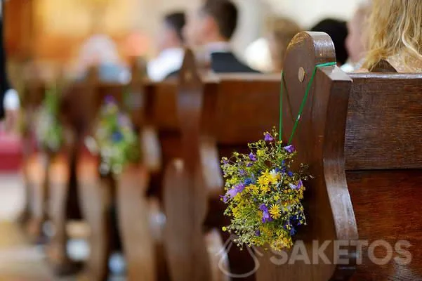 Mazzi di fiori di campo per addobbare la chiesa