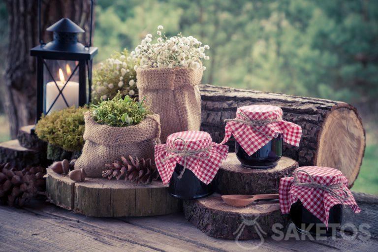 Decorazione composta da sacchetti di iuta e vasetti per conserve decorati