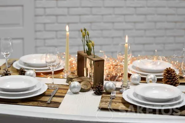 Tavola di Natale con tovaglia bianca - tovaglia bianca e accessori in legno