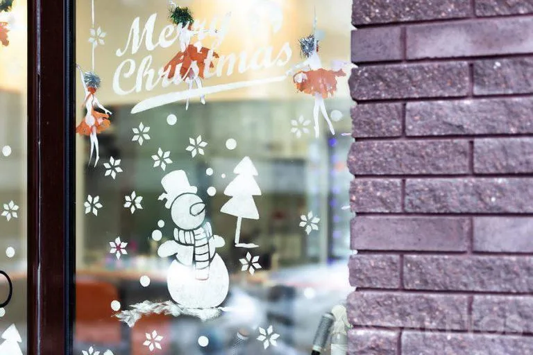 Idee di decorazione invernale per le finestre della cameretta