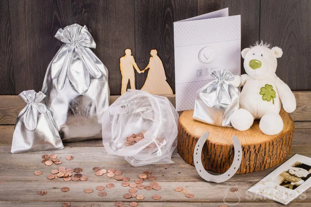 Se a un matrimonio si regalano soldi, li si può confezionare in un porcellino salvadanaio di vetro messo dentro un sacchetto di organza.