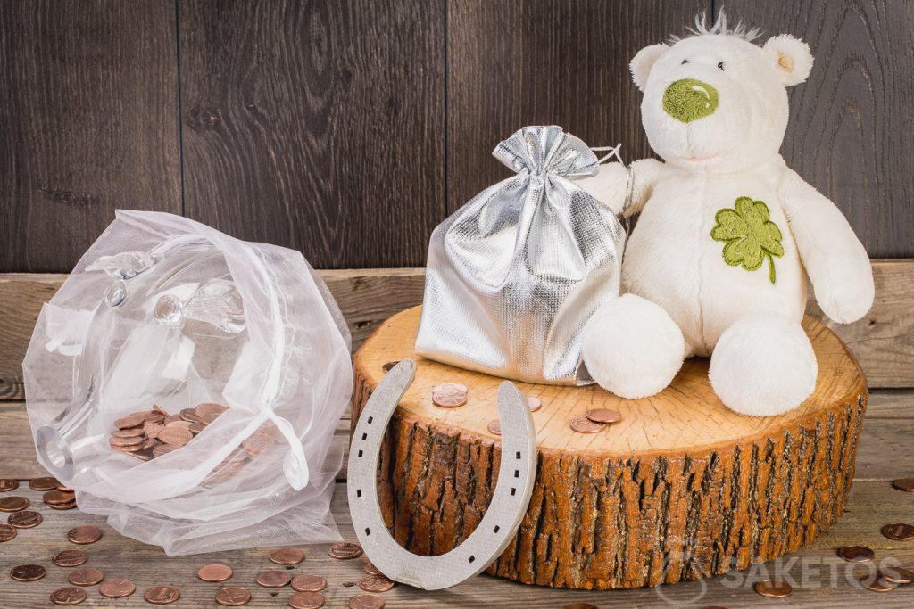 I soldi in regalo possono essere messi in un sacchetto di tessuto appeso alla zampa di un orsetto di peluche. Un'altra ottima idea è regalare un porcellino salvadanaio pieno di monete