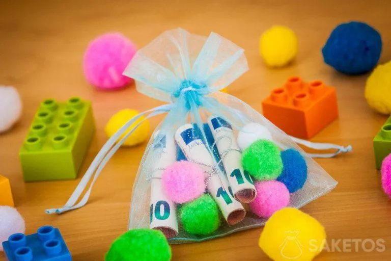Soldi in un sacchetto di organza decorativo