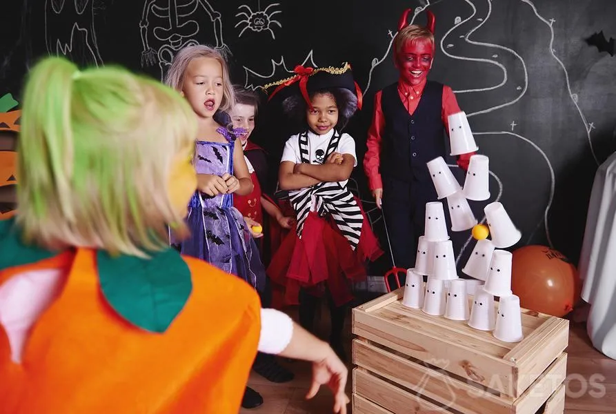 Piramide di tazze - divertimento per i bambini