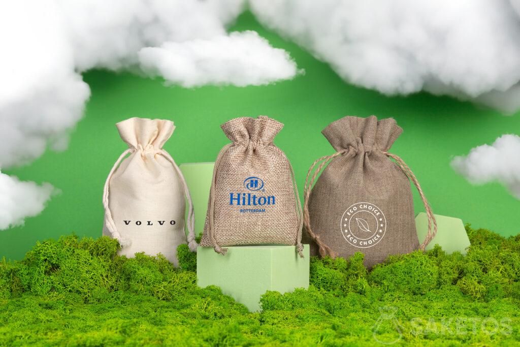 Sacchetti riutilizzabili con il logo dei clienti Saketos. Materiali naturali - branding