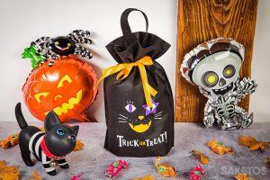 Sacchetto di caramelle di Halloween con gatto nero
