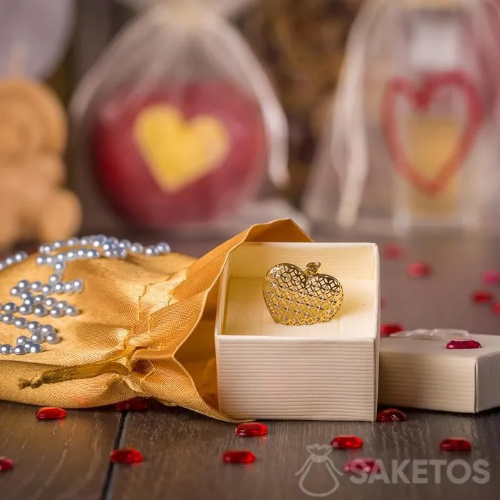 Gioielli in una confezione regalo realizzata con un sacchetto di raso dorato