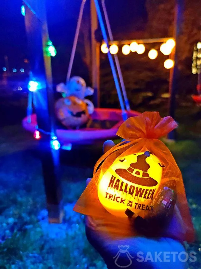 Caccia alle uova di Halloween - uova di plastica e sacchetti di organza per caramelle. Caccia alle caramelle di Halloween