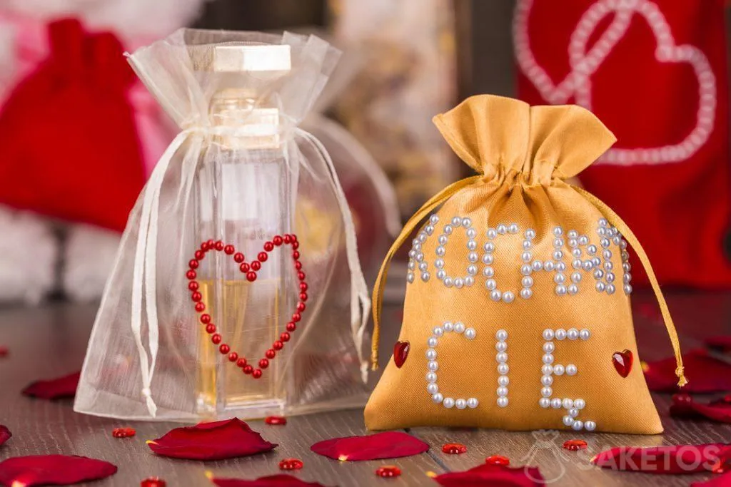I sacchetti in tessuto possono essere decorati a mano con perline e brillantini