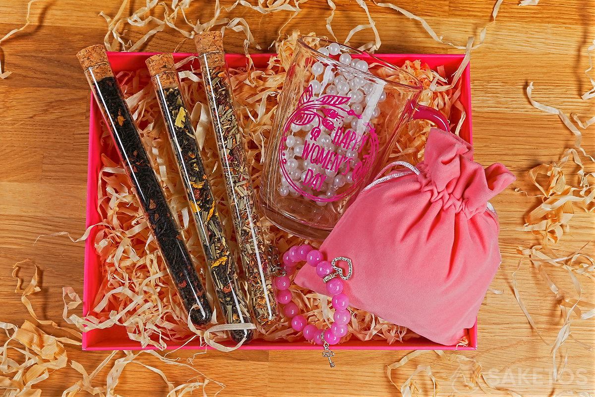 Confezione regalo per la festa della donna - te, tazza e gioielli in una borsa
