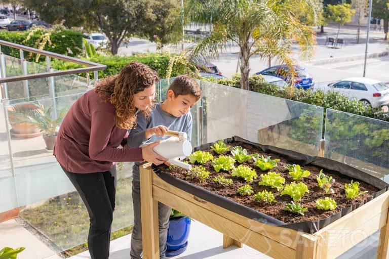 Giardino con balcone