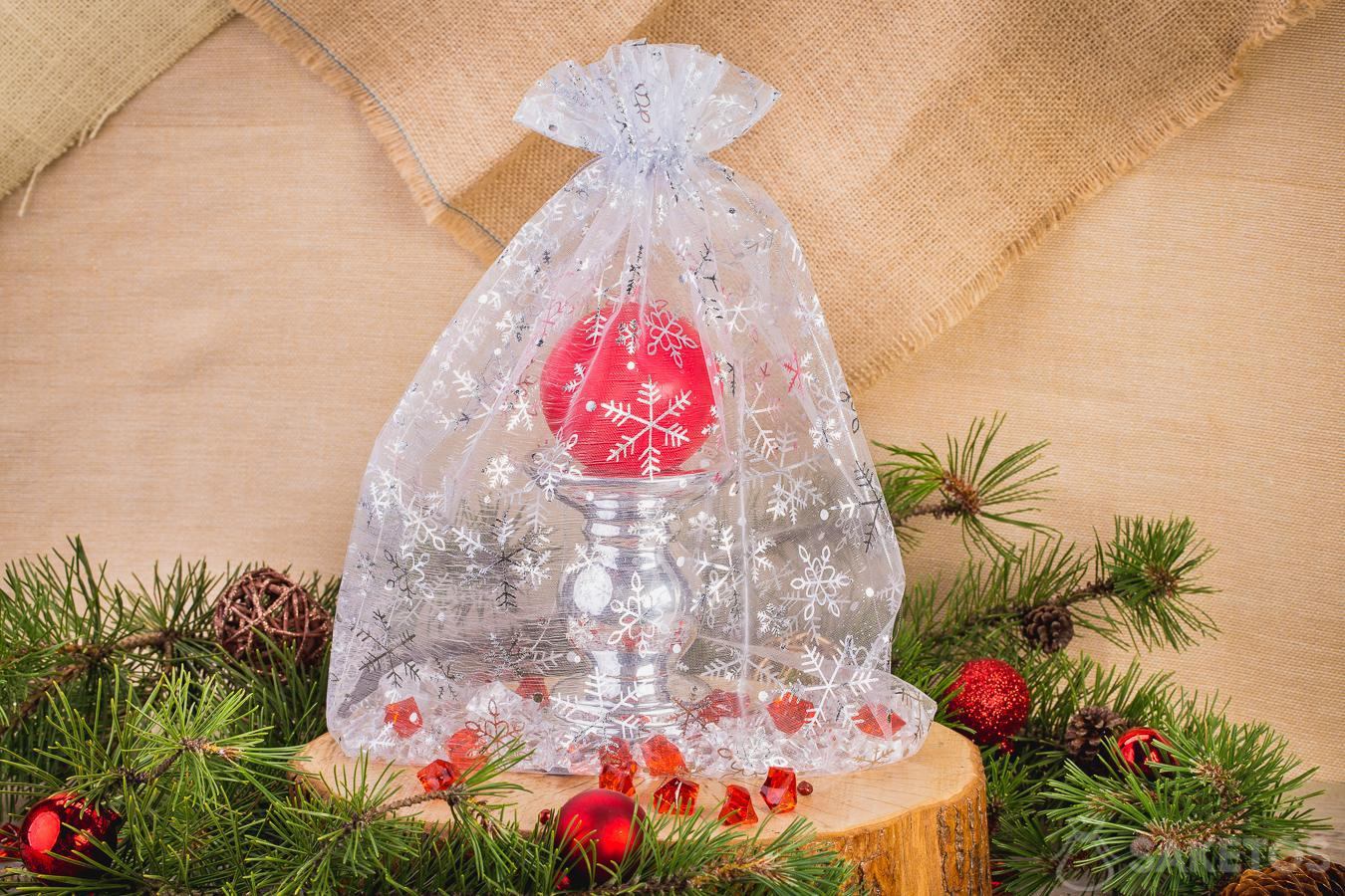 Un sacchetto di organza può anche fare da confezione per un portacandele