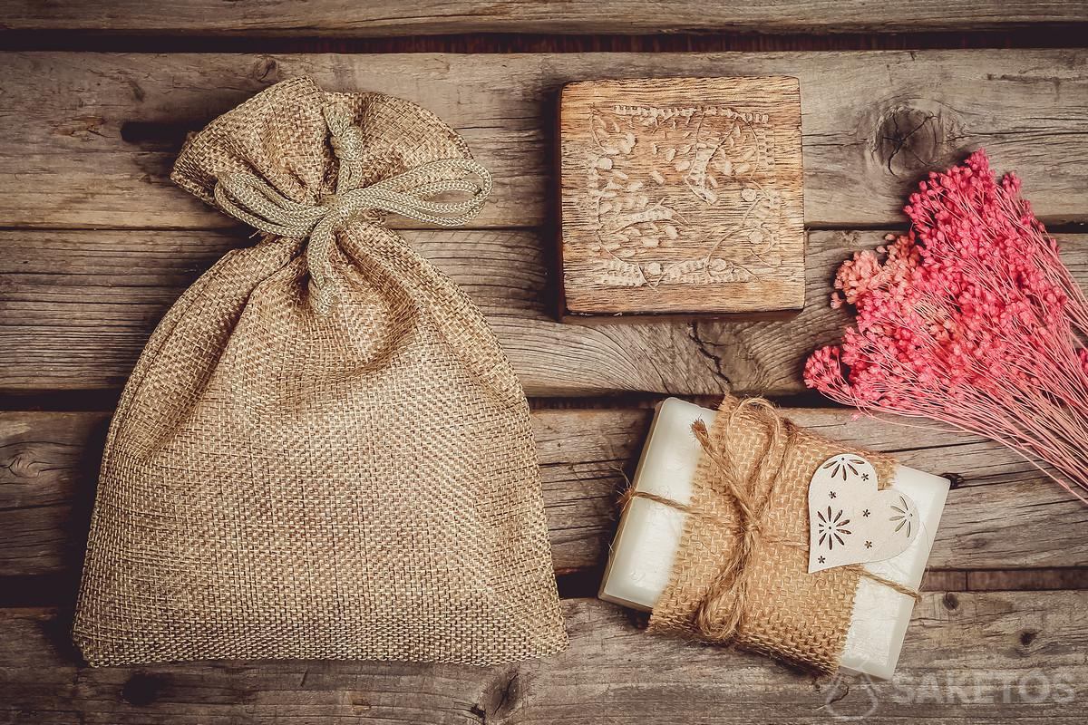I cosmetici naturali, ad esempio il sapone fatto a mano, sono perfetti in un sacchetto di iuta.