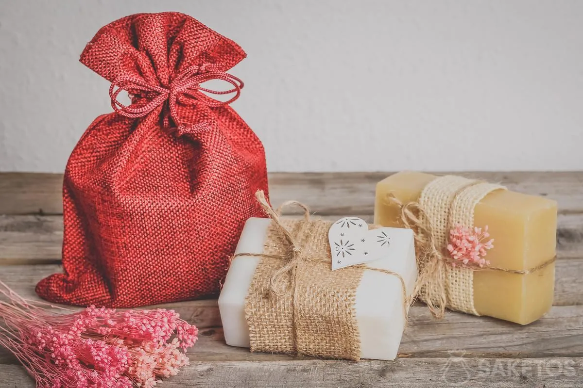 Sapone naturale e sacchetto di iuta bordeaux.