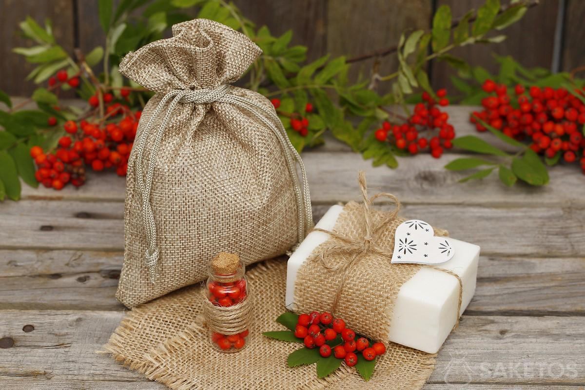 Il sapone bianco naturale può essere decorato e confezionato come regalo in un sacchetto di iuta.