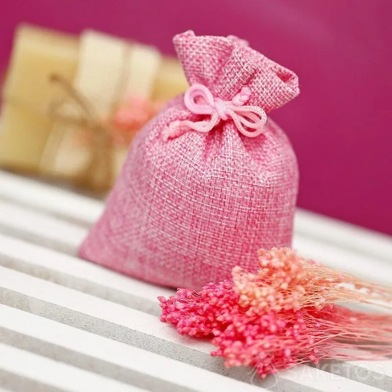Sacchetto di iuta rosa, sullo sfondo un sapone naturale.