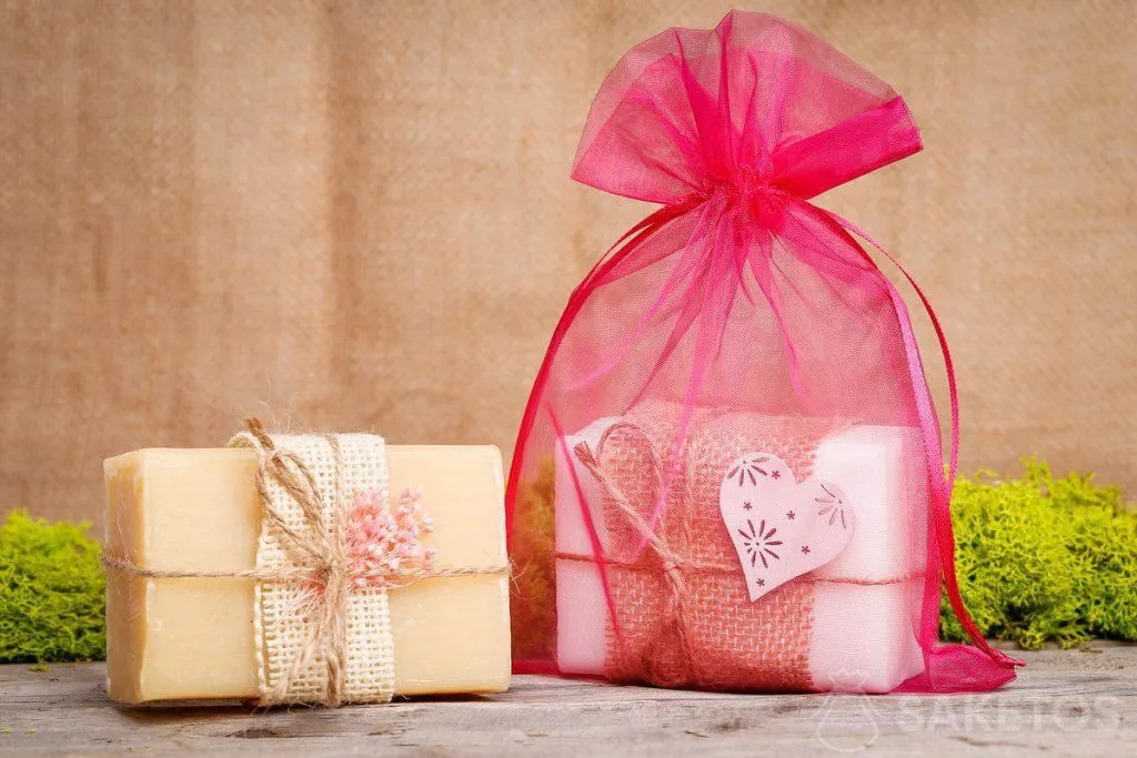 Sapone in un sacchetto rosa di organza.