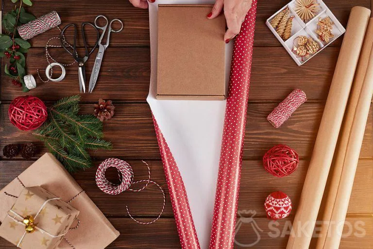 come impacchettare un regalo con la carta - istruzioni passo dopo passo