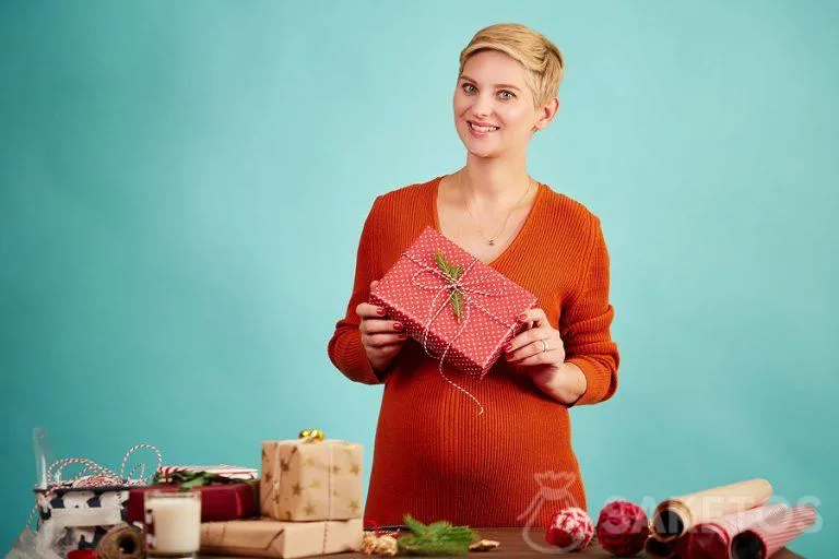 Regalo di Natale avvolto nella carta