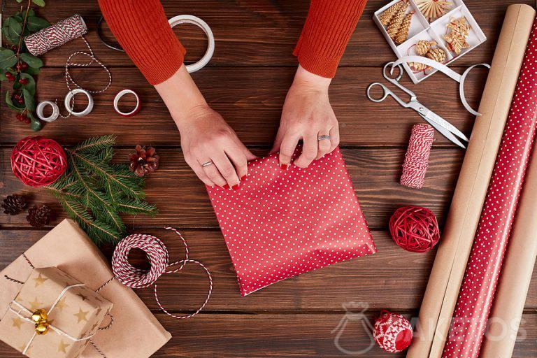 Avvolgere un regalo nella carta