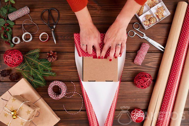 Un modo per confezionare un regalo nella carta