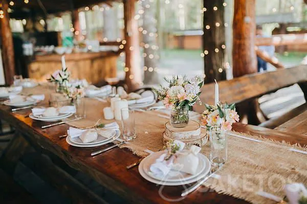 Un'alternativa alla tovaglia per un matrimonio rustico