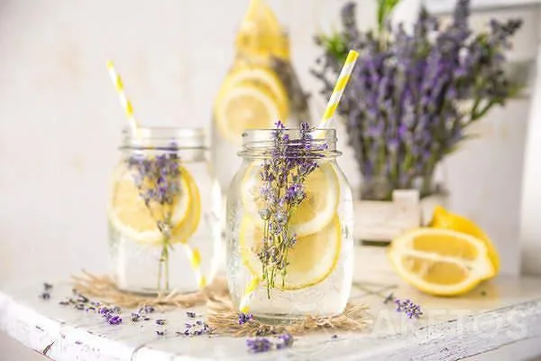Limonata con fiori di lavanda