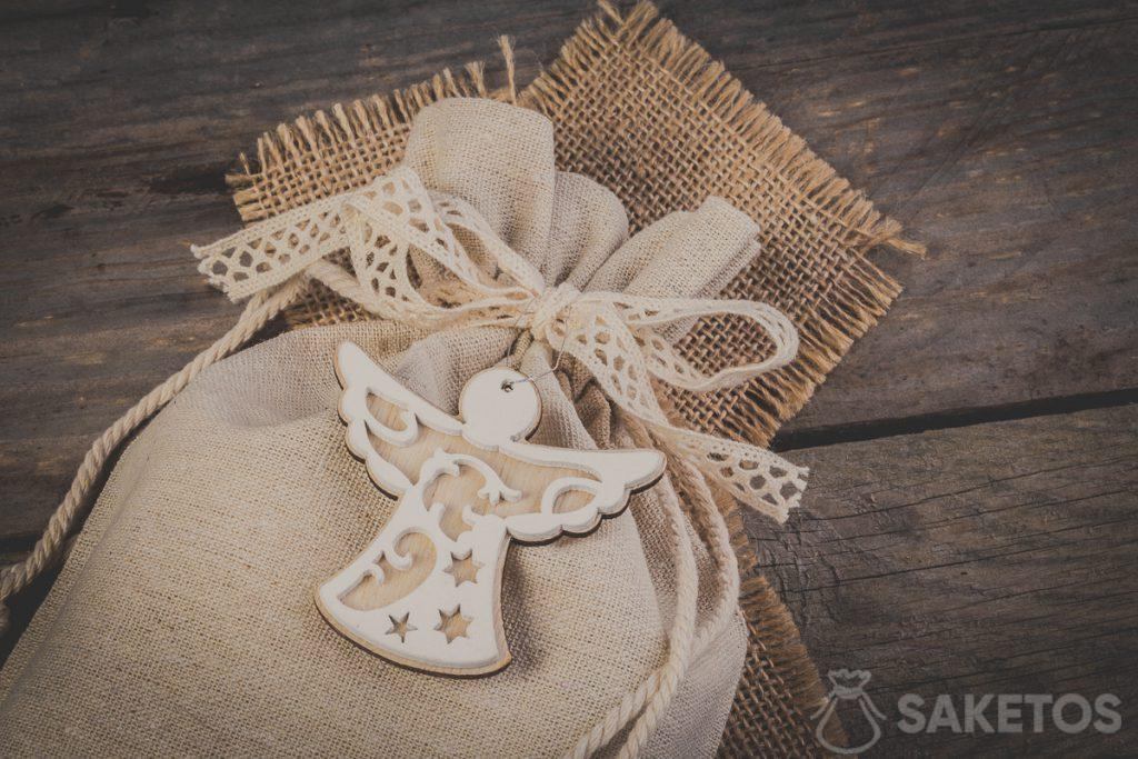 Sacchetto di lino legato con un fiocco decorativo e un pendente