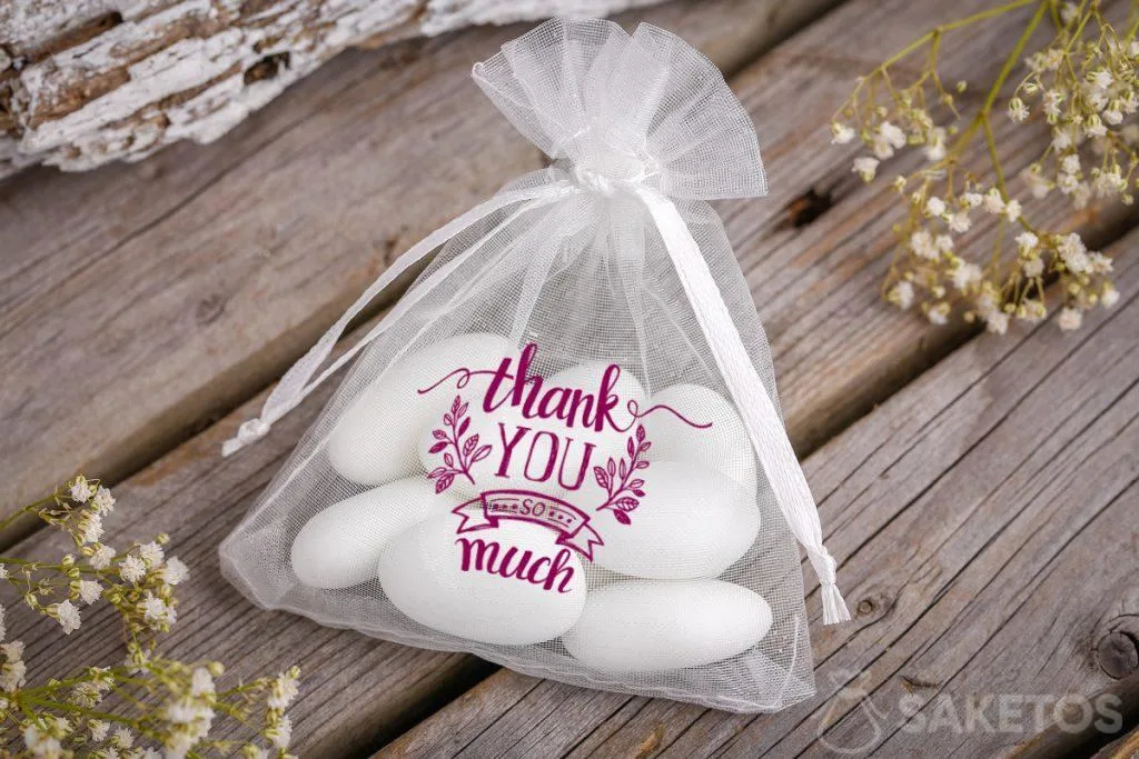 Grazie agli invitati al matrimonio: borsa in organza con mandorle