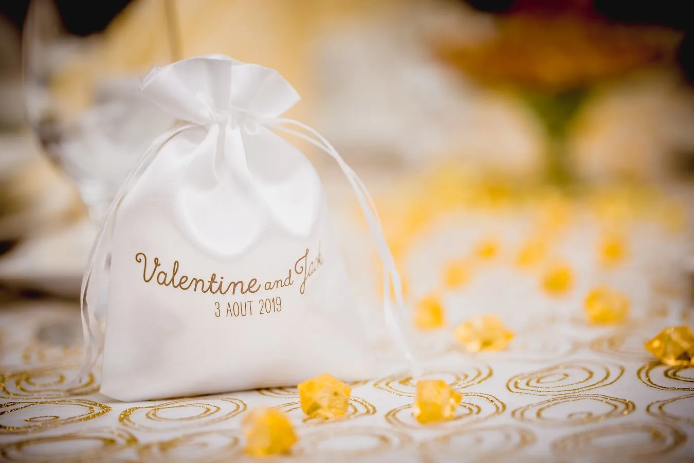 Sacchetto matrimoniale in raso bianco con stampa dorata