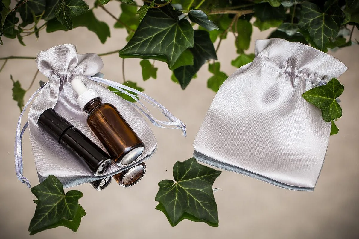 Eleganti sacchetti di raso per cosmetici