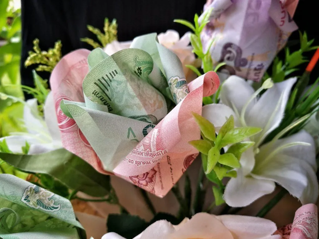 Il bouquet di nozze con fiori origami in banconote