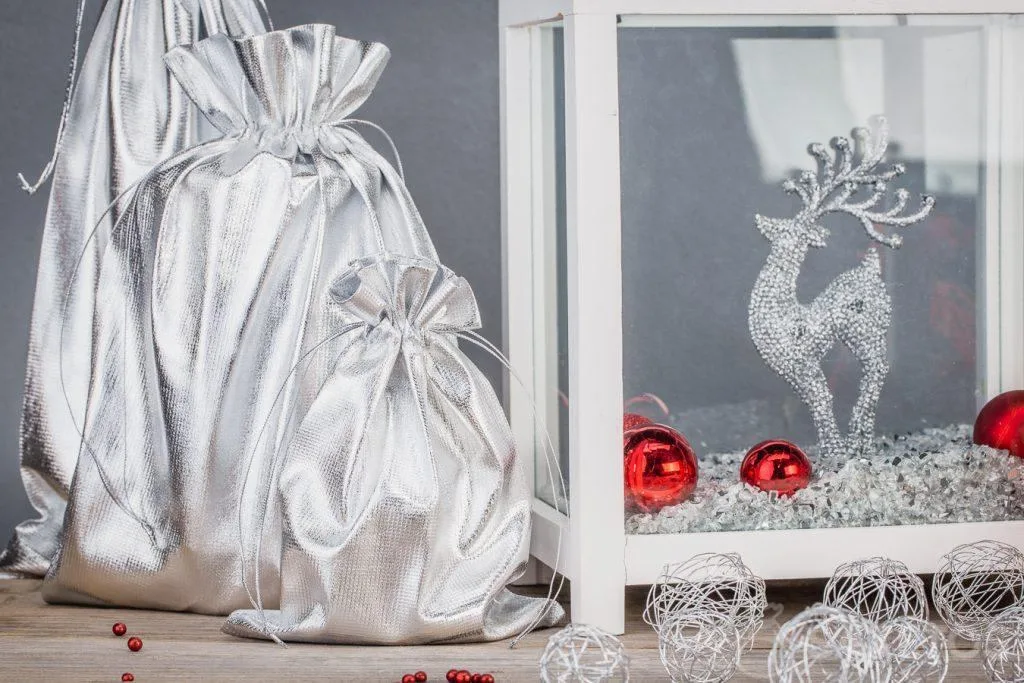 Decorazioni per la casa fatte con sacchetti metallici
