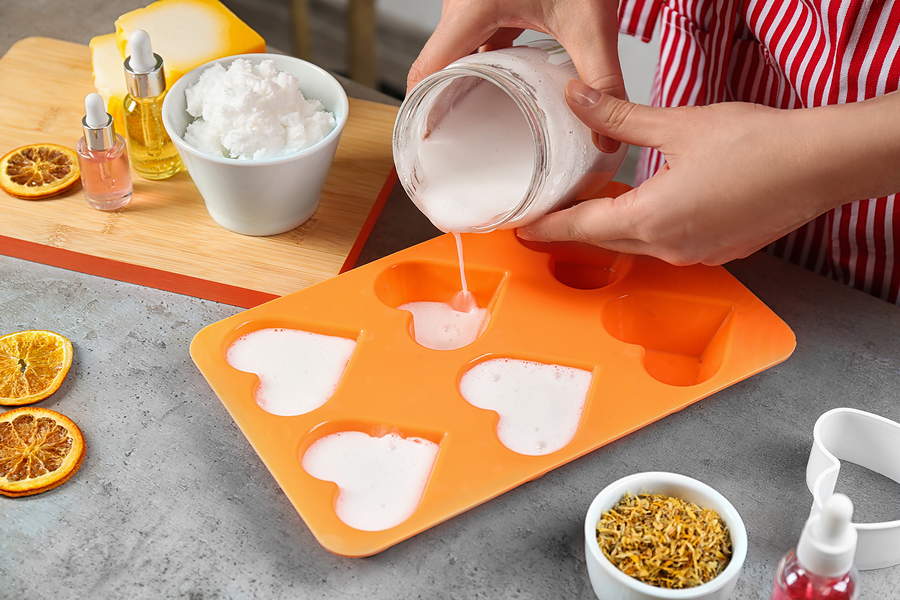 Saponette fatte in casa a forma di cuoricini