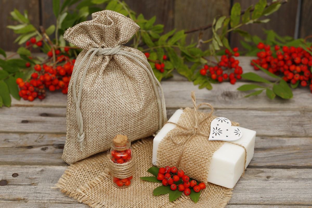 Il sapone bianco naturale si può decorare e confezionare come regalo in un sacchetto di iuta