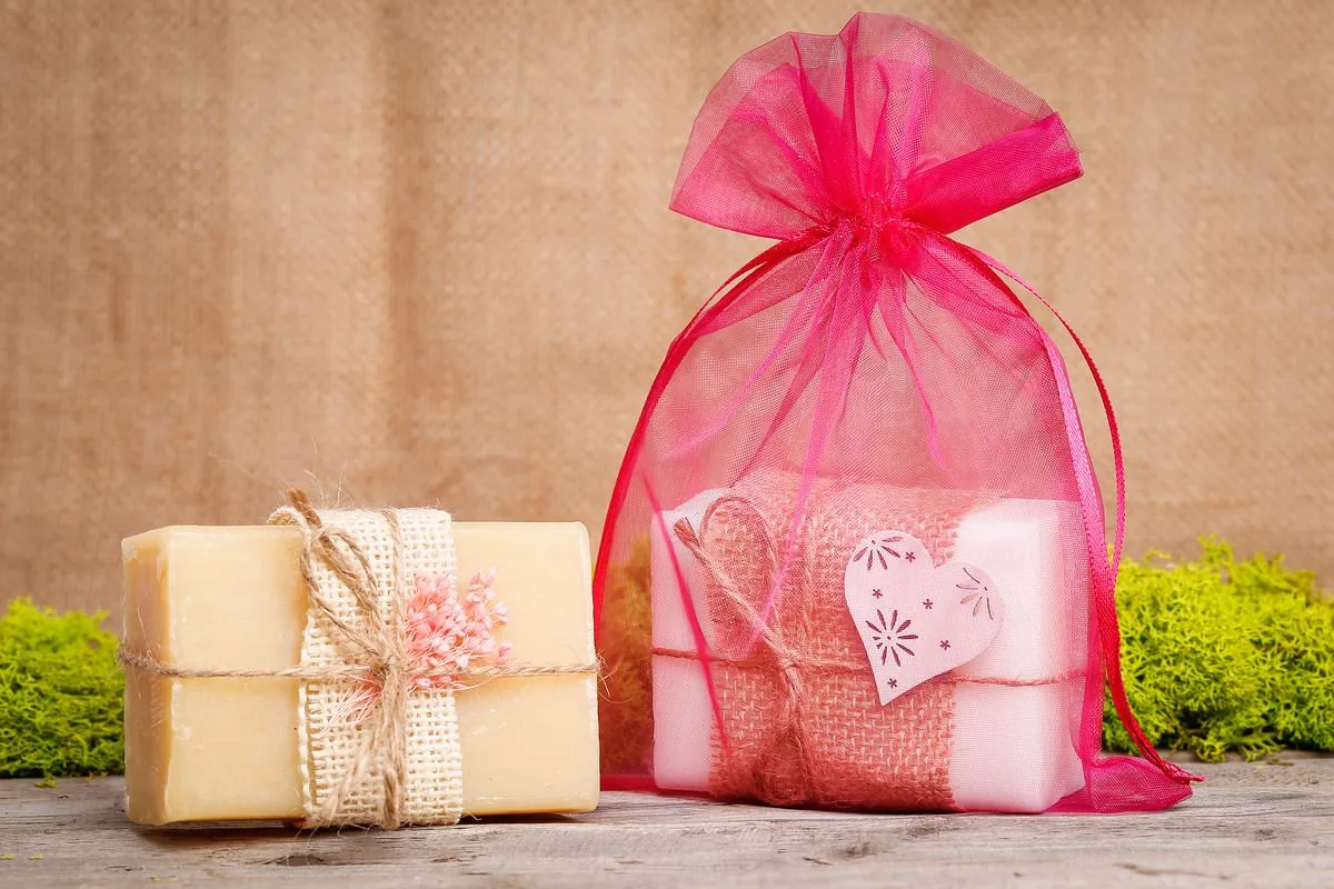 Sapone in un sacchetto di organza rosa