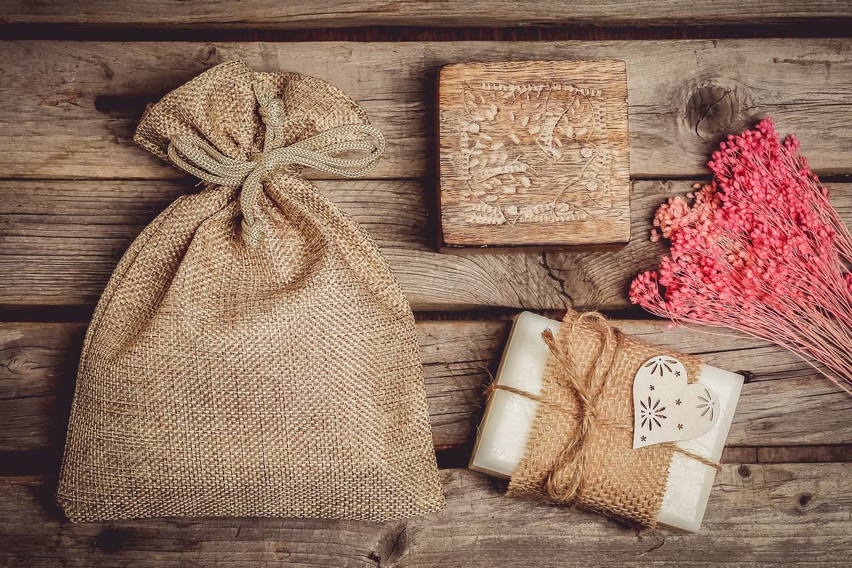 I cosmetici naturali, ad esempio un sapone fatto a mano, stanno benissimo confezionati in un sacchetto di iuta