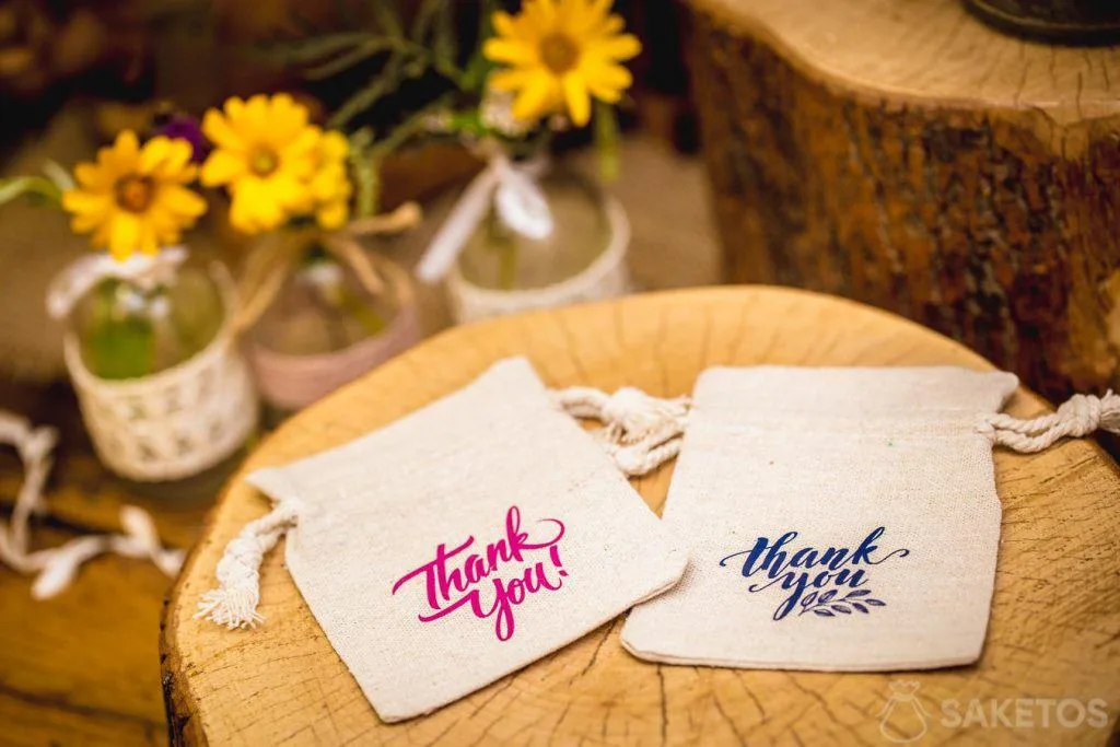 Sacchetti di lino con la scritta "Grazie" per gli invitati al matrimonio