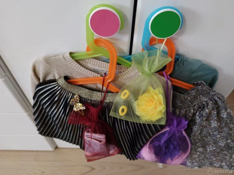 I sacchetti di organza per ornamenti per capelli vi aiuteranno a tenere in ordine le forcine e gli elastici.