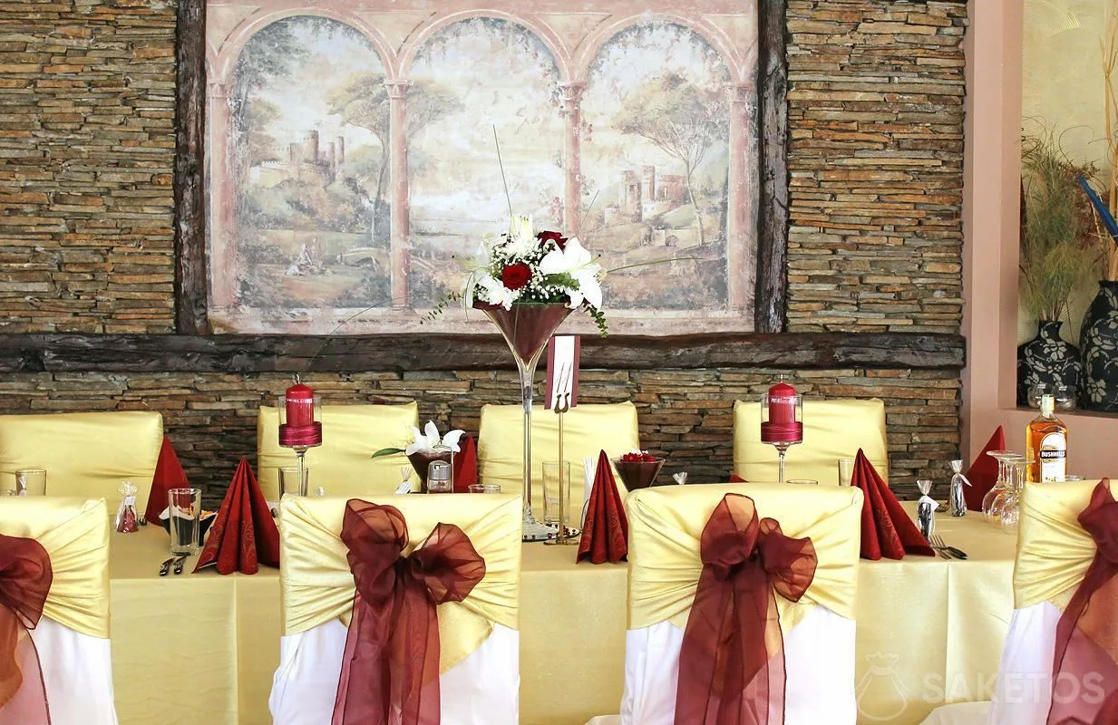 Decorare la chiesa con nastri di organza