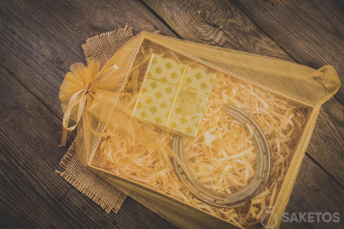 Regali in un sacchetto di organza con nastrino decorativo