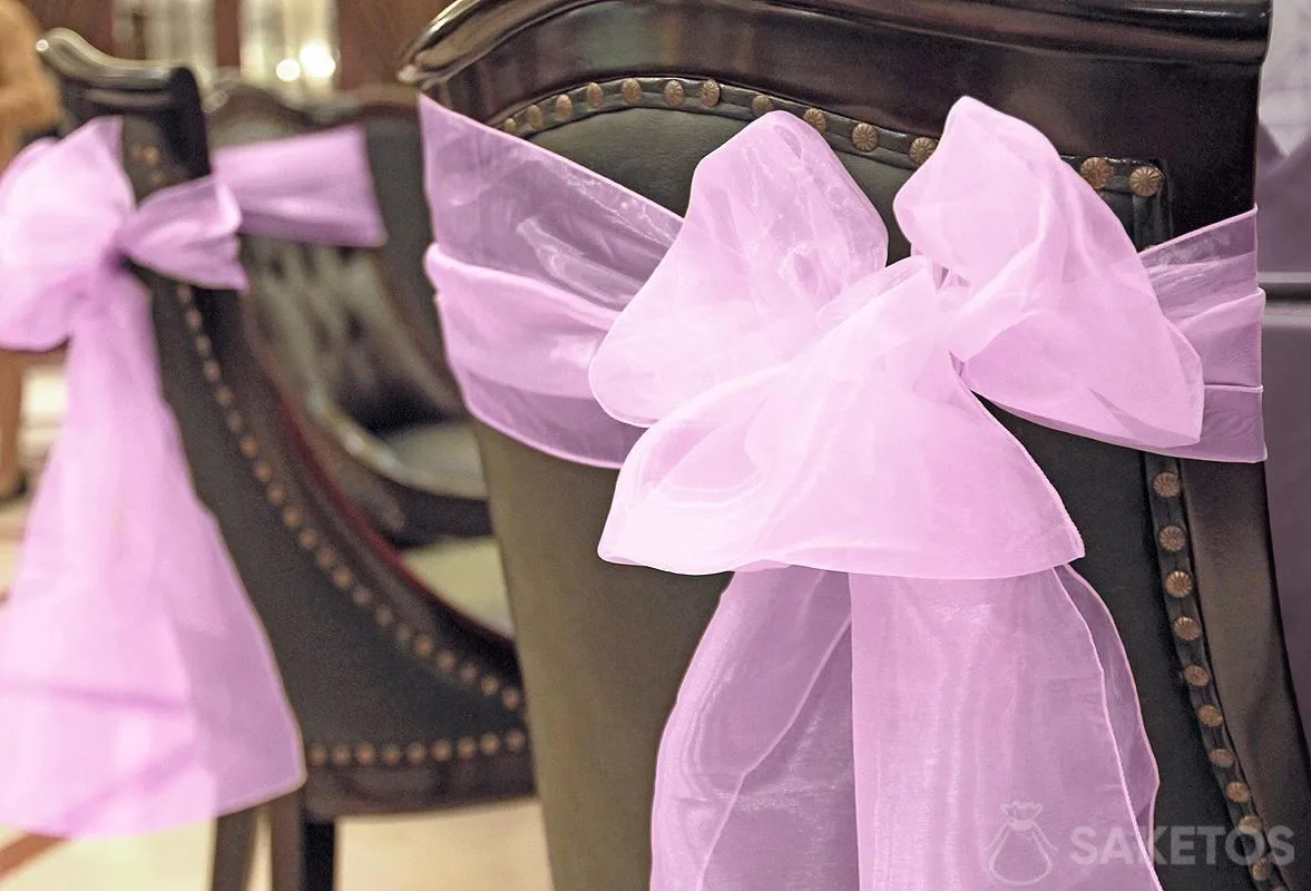 Fiocco decorativo in organza legato allo schienale di una sedia